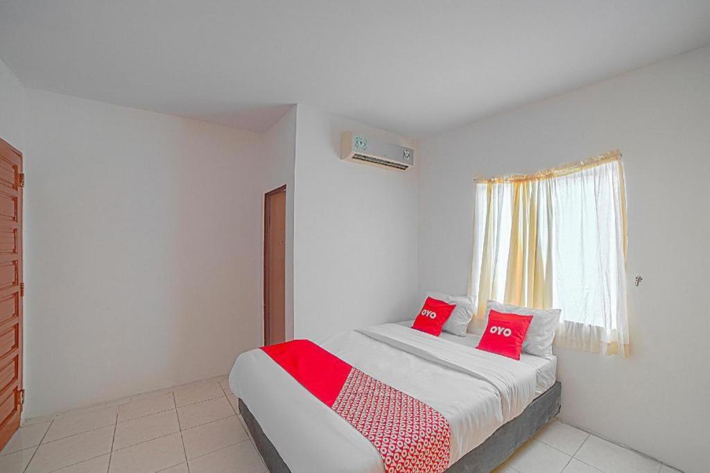 Oyo 90637 Rumah Ni Karo Medan Exterior foto